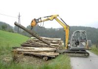 Bagger beim Holzspalten